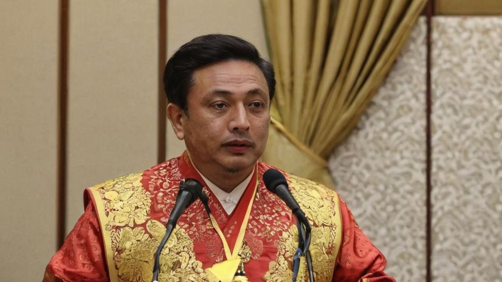 守护神在小区坚守岗位帮助贫困地区明星幕后故事让人感动